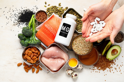 hands holding magnesium supplements over foods that contain magnesium